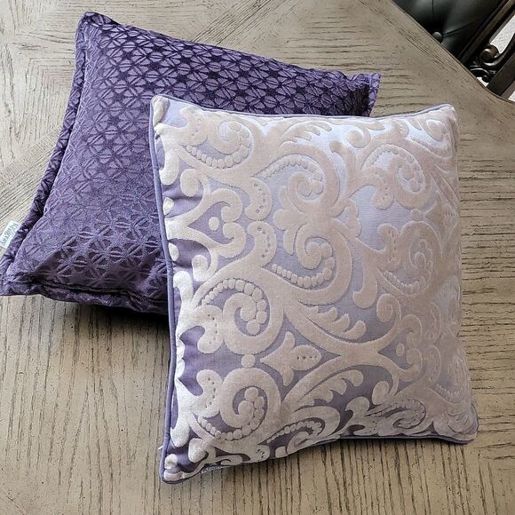 20x20 decorative velvet throw pillow with zipper Kingray💜 - Picture 8 of 8